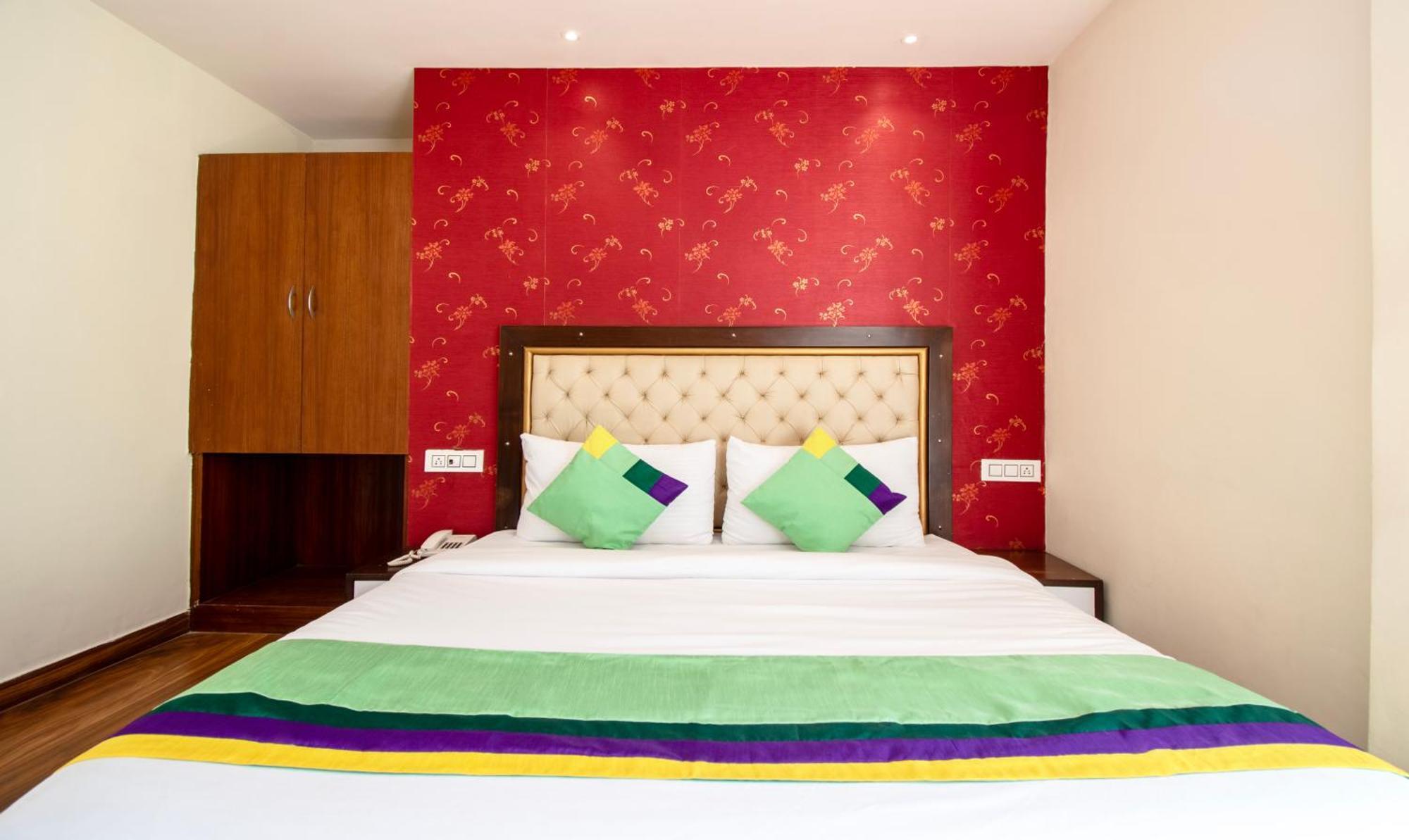 Hotel Ambika Residency, Near Hidimba Devi Temple à Manāli Extérieur photo