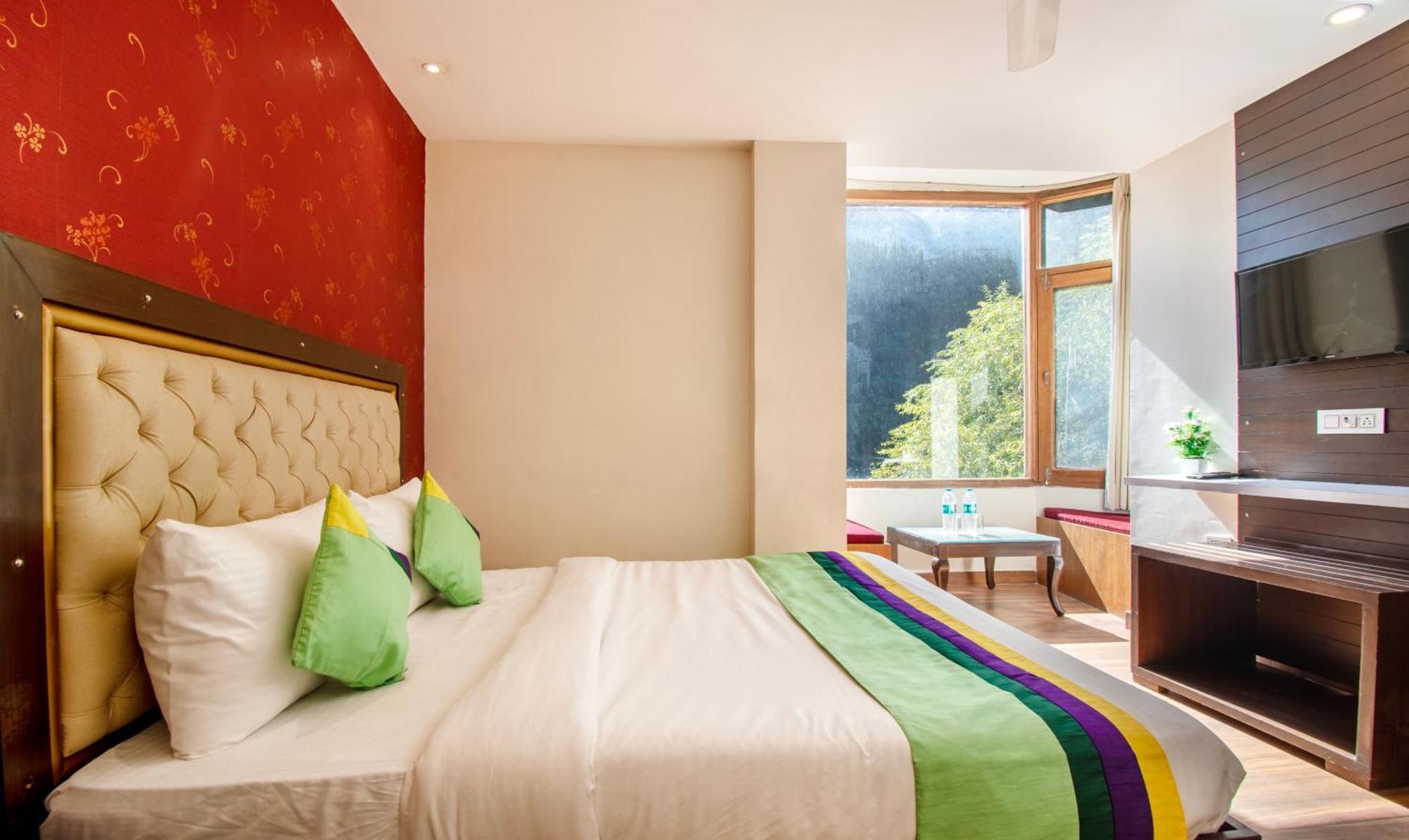Hotel Ambika Residency, Near Hidimba Devi Temple à Manāli Extérieur photo
