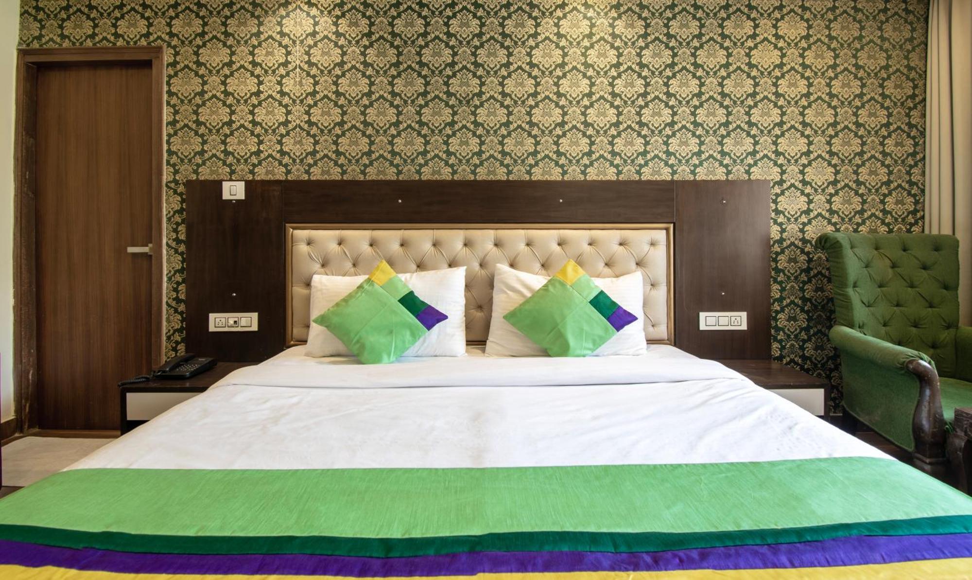 Hotel Ambika Residency, Near Hidimba Devi Temple à Manāli Extérieur photo