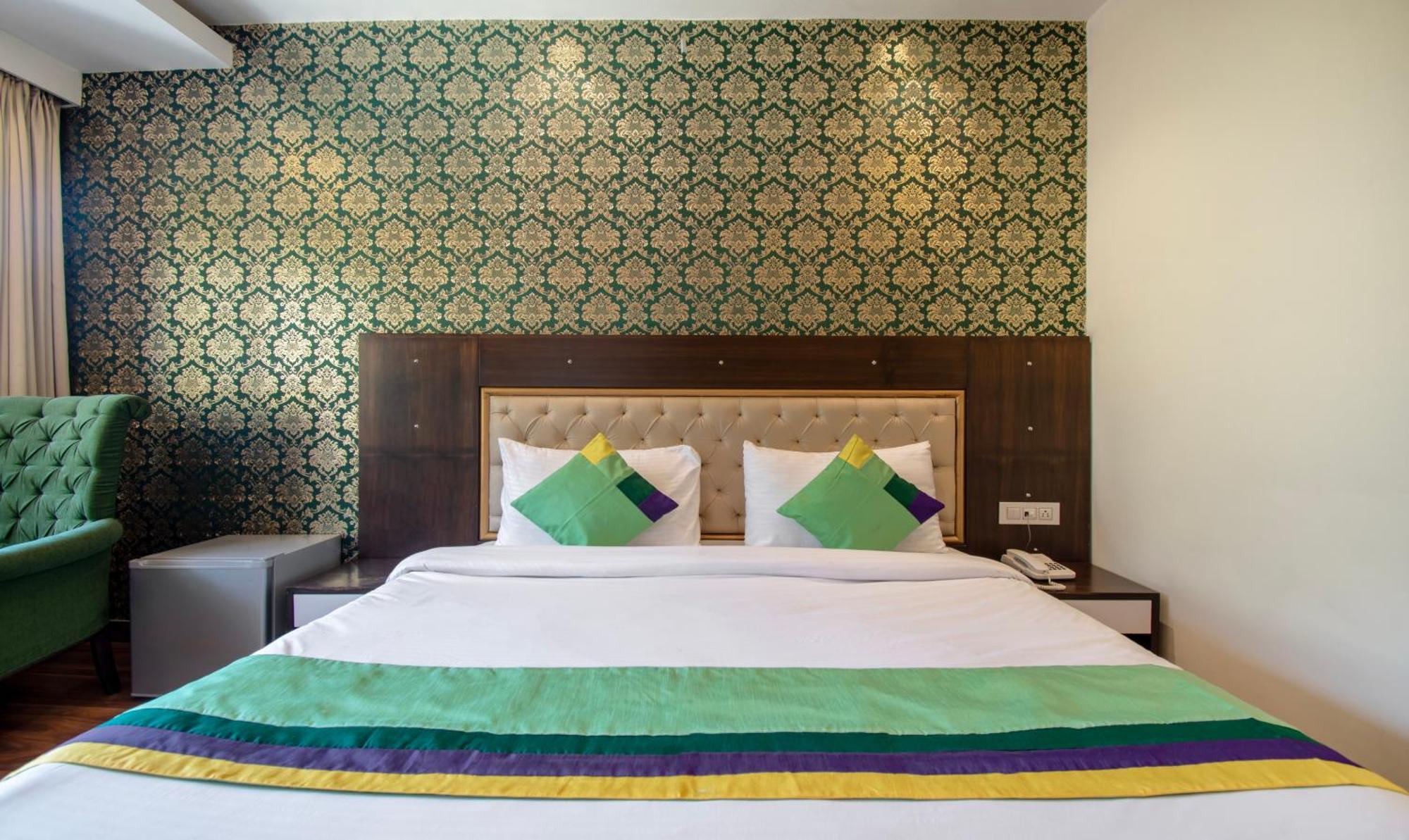 Hotel Ambika Residency, Near Hidimba Devi Temple à Manāli Extérieur photo
