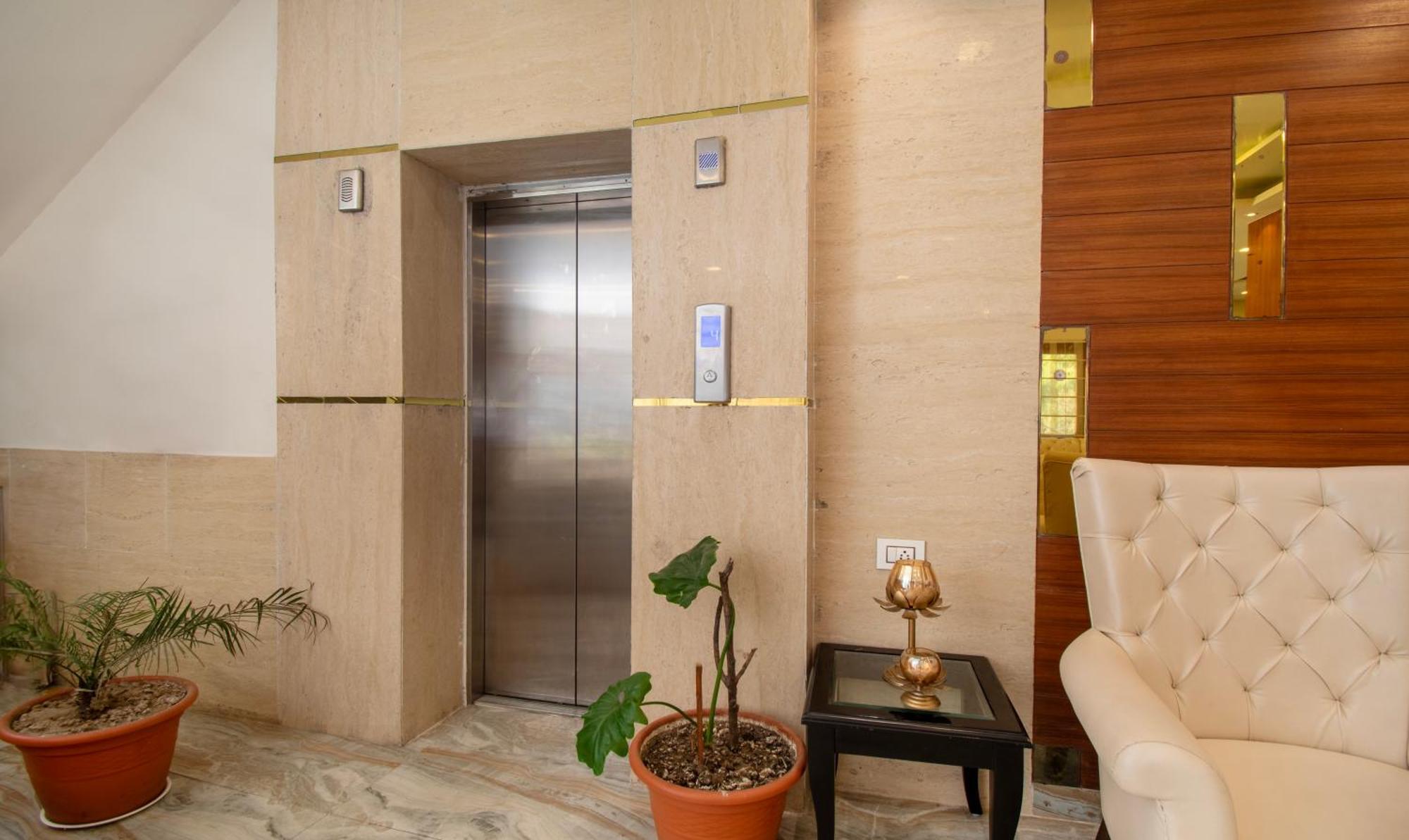 Hotel Ambika Residency, Near Hidimba Devi Temple à Manāli Extérieur photo