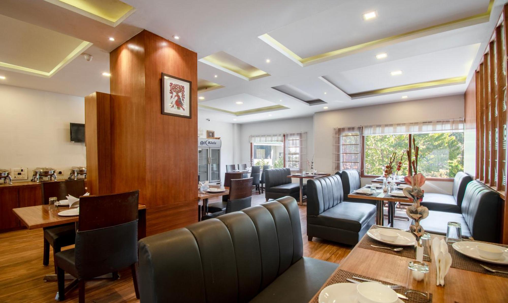 Hotel Ambika Residency, Near Hidimba Devi Temple à Manāli Extérieur photo