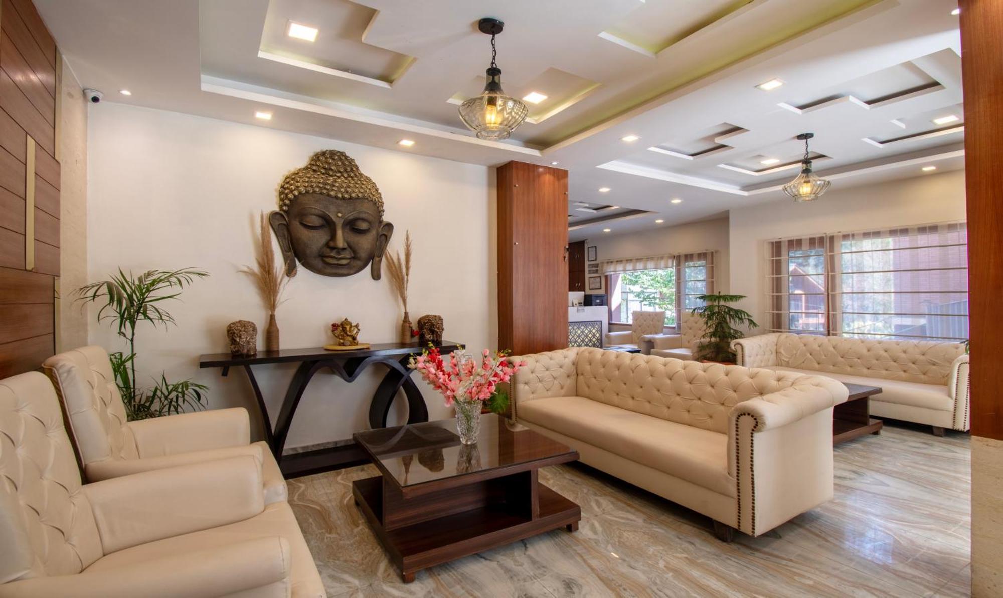 Hotel Ambika Residency, Near Hidimba Devi Temple à Manāli Extérieur photo